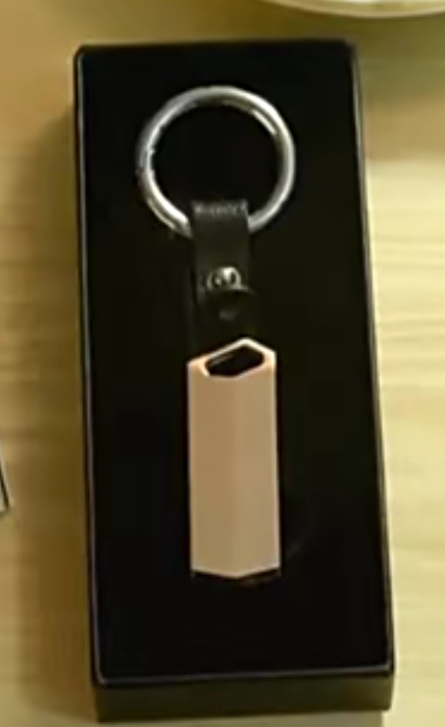 Mini briquet électrique dans son coffret rigide noir